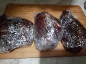 出锅后用保鲜膜包好放凉，放入冰箱冷藏一宿就可以了。