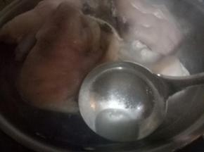 水开后捞出雪沫。