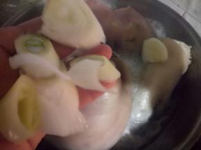 加入葱花，姜片。