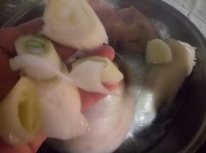 加入葱花，姜片。
