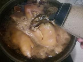 加入花椒面。盖盖中火炖。