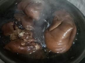 开锅后放入盐。中小火一个小时左右，收汁了就可以关火了。