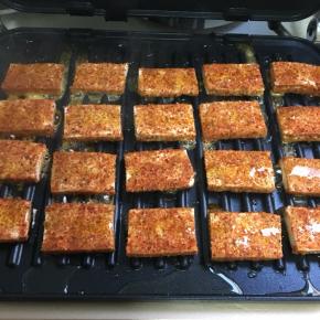 豆腐排在上面，淋上少许花生油烤二分钟