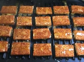 豆腐排在上面，淋上少许花生油烤二分钟