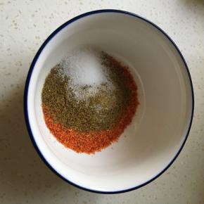 辣椒面、孜然粉、盐放入碗中
