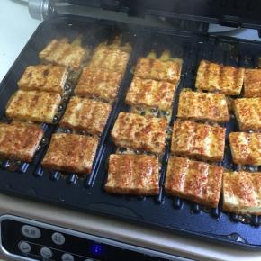 反面淋花生油再烤二分钟