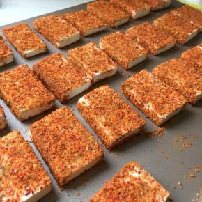 给每块豆腐均匀抹上