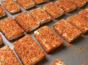 给每块豆腐均匀抹上
