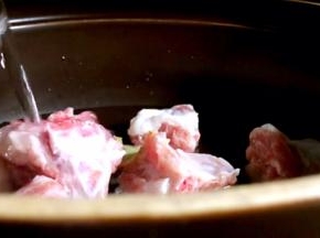 加入适量清水