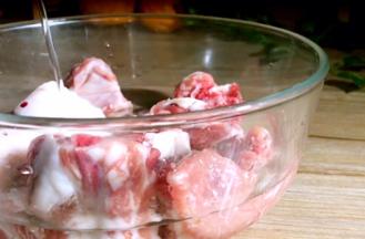 将排骨砍成段，洗净后用清水浸泡半小时，以去血污