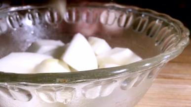 白萝卜洗净去皮后切成块备用