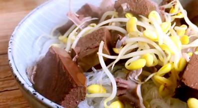 捞出沥水后放入粉丝上面