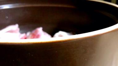 将浸泡好的排骨再清洗干净，放入砂锅内