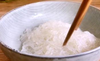 捞出放入碗内，抖散开