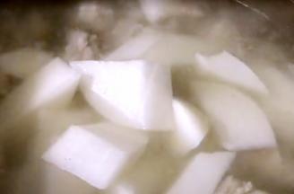 加入白萝卜块，煮开后转小火煮20分钟