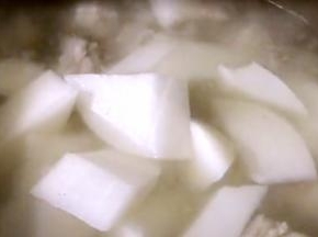 加入白萝卜块，煮开后转小火煮20分钟