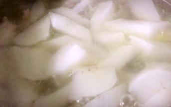 调入盐拌匀即可