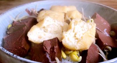 捞出放在鸭血粉丝上面