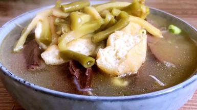 再将汤汁倒入碗中