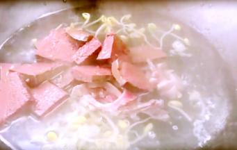 再将黄豆芽、鸡胗、鸭血放入开水锅中烫熟