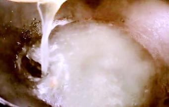 另起锅，倒入老 鸭汤