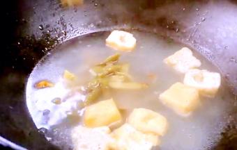 放入榨菜、酸豆角、豆腐泡煮沸，调入胡椒粉、味精拌匀