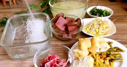 将所有食材洗净备好，用开水将粉丝泡软