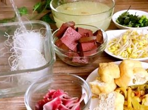 将所有食材洗净备好，用开水将粉丝泡软