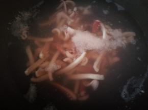 锅里烧开水，倒入鱿鱼，煮50秒捞出