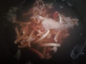 锅里烧开水，倒入鱿鱼，煮50秒捞出