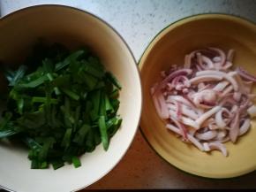 韭菜切段，鱿鱼捞出控干水