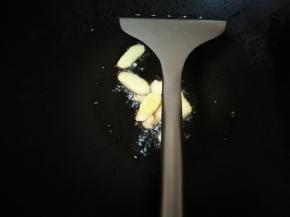 锅烧热，倒油，加入生姜片，炒出香味