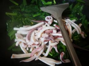 韭菜稍微变色，倒入鱿鱼