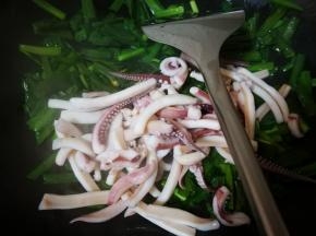 韭菜稍微变色，倒入鱿鱼