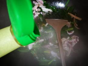 翻炒到韭菜完全变色，加入生抽，老抽 黑胡椒粉，盐，翻炒均匀起锅