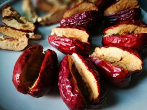 狗头枣洗净 切除一小块 挖出枣核