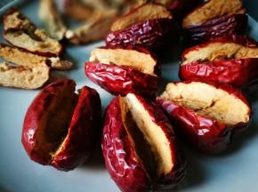 狗头枣洗净 切除一小块 挖出枣核