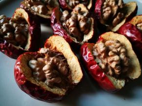 核桃放进狗头枣中