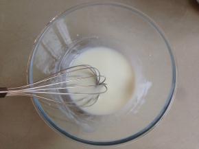 牛奶和玉米油混合搅拌乳化好