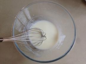 牛奶和玉米油混合搅拌乳化好