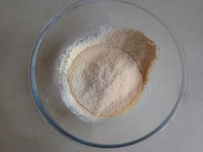 将粉类过筛进去