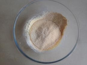 将粉类过筛进去