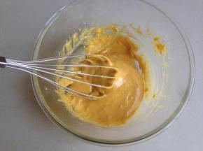 搅拌好的面糊，加了黄豆粉的蛋糕糊比平常做的蛋糕糊颜色偏黄