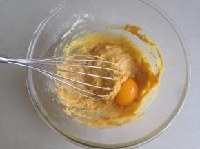 拌到不见干粉即可，分三次加入蛋黄，每加入一个蛋黄，待拌匀后再加入下一个蛋黄
