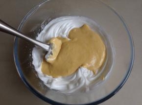 再倒回剩余的蛋白霜里