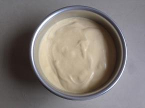 将蛋糕糊从6寸活底蛋糕模上方倒入，并在桌面上震出气泡