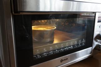 放入已经提前预热好上火120度，下火140度的东菱K40C烤箱下层，烘烤45分钟左右