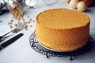 烘烤结束，蛋糕取出，在离桌面20厘米高度摔下震出热气，倒扣晾凉后才脱模