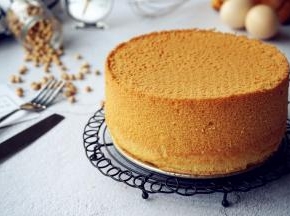 烘烤结束，蛋糕取出，在离桌面20厘米高度摔下震出热气，倒扣晾凉后才脱模