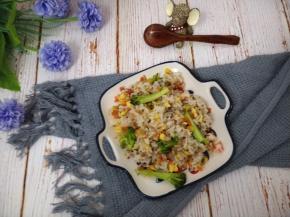 瘦肉杂蔬虾仁炒饭。